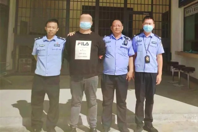 杏宇平台注册网址：两男子在飞机上吸烟触发烟雾报警器，降落三亚后被依法拘留