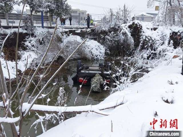 杏宇账户登录：湖南双峰：外地车大雪中落水 众人跳入刺骨水塘中救人